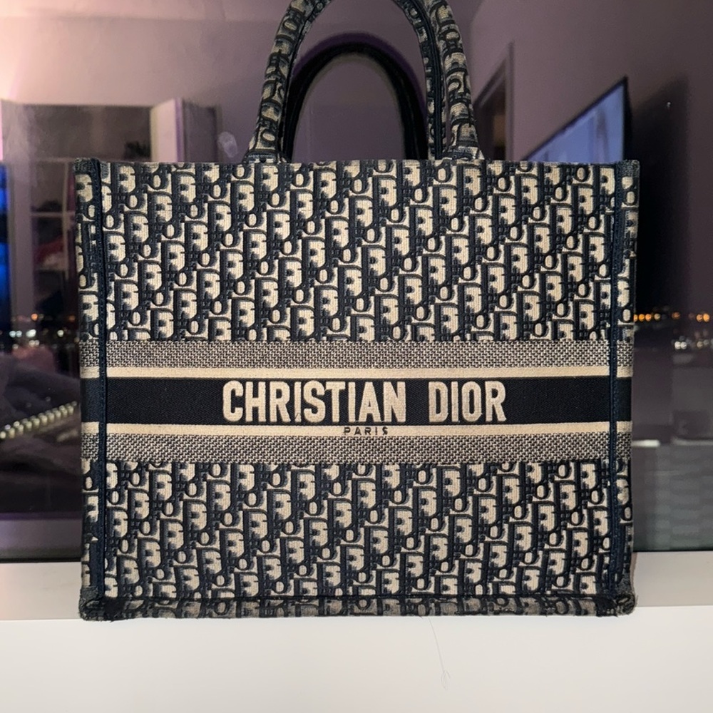 Large Dior Book Tote
Ecru and Blue Dior Oblique Embroidery (42 x 35 x 18.5 cm)